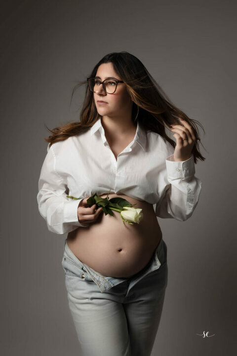 La grossesse est une période unique et précieuse dans la vie d'une femme enceinte. Immortaliser ces moments à travers une séance photo peut offrir des souvenirs inestimables.
