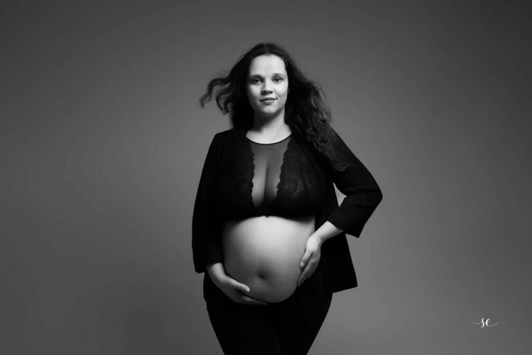 La grossesse est une période unique et précieuse dans la vie d'une femme enceinte. Immortaliser ces moments à travers une séance photo peut offrir des souvenirs inestimables.