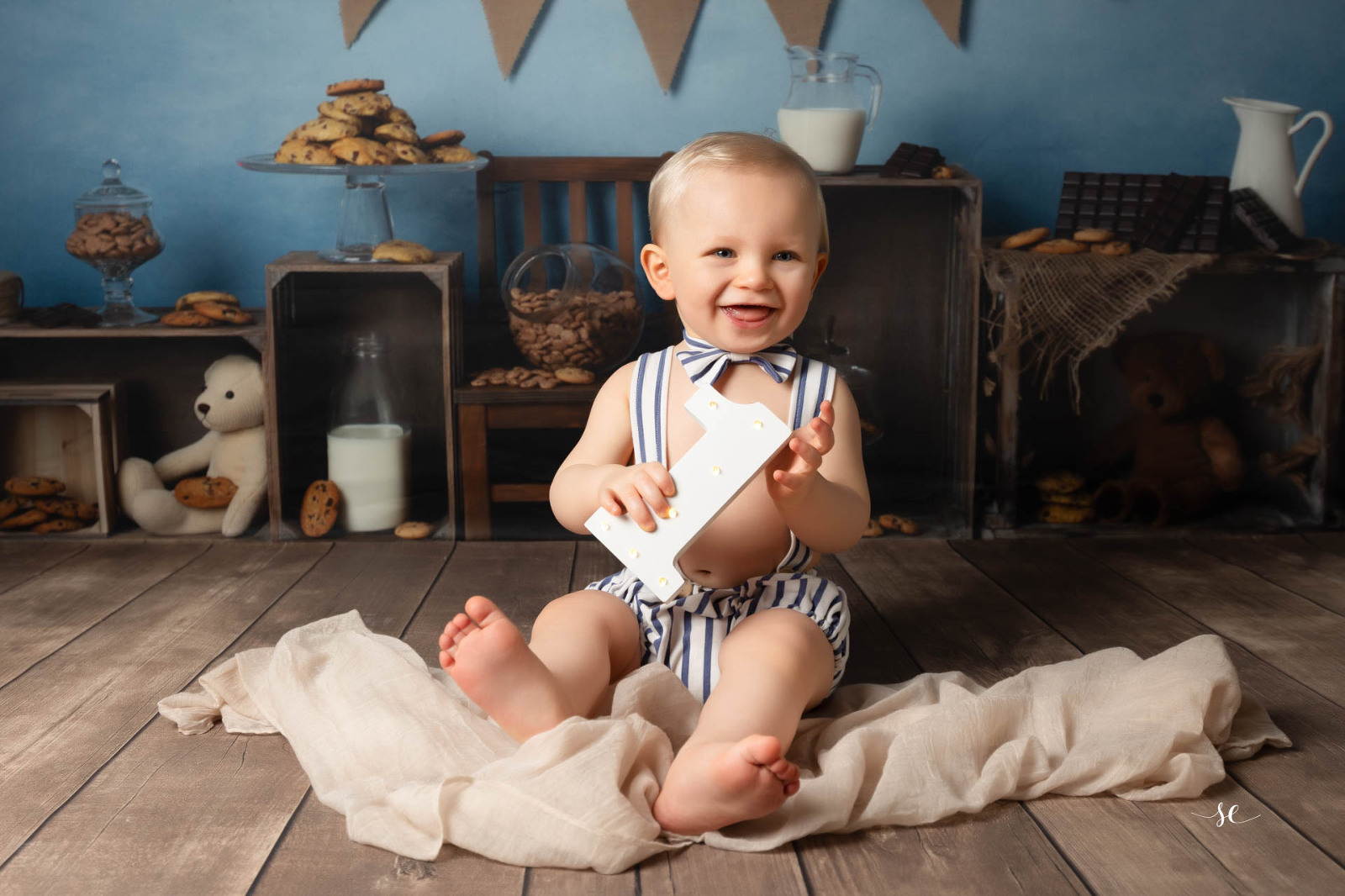Bébé d'un an souriant pour une photo pleine d'émotions