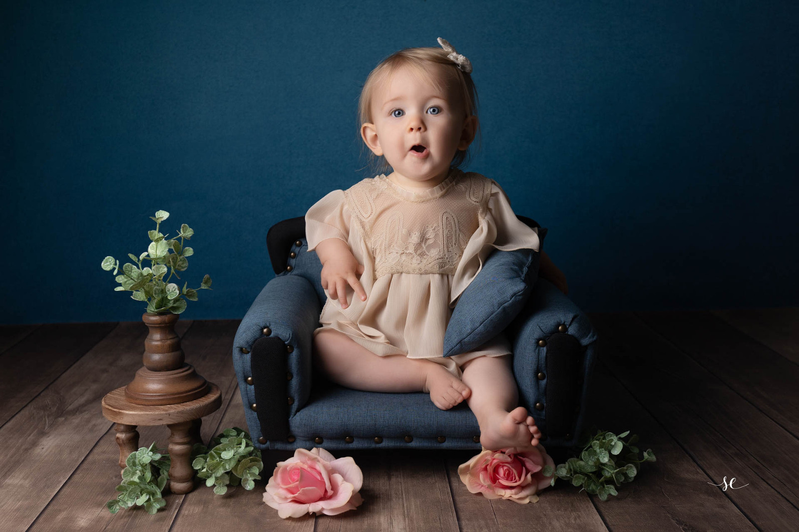 Bébé d'un an jouant librement dans un studio photo