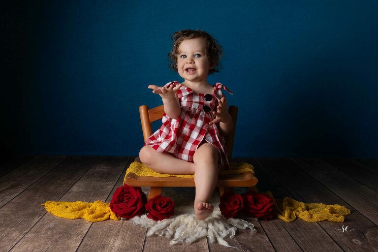 Photo émotionnelle de bébé d'un an sur fond uni