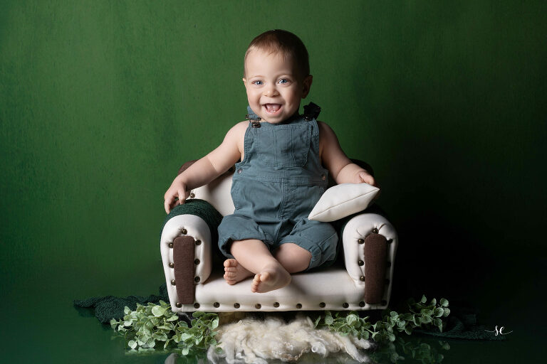 Émotions authentiques de bébé d'un an pendant une séance photo